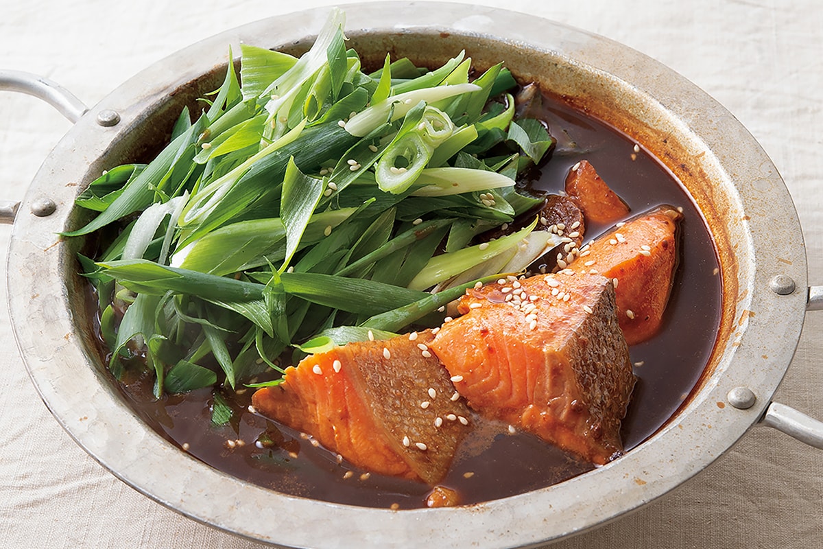鮭とどっさりねぎの赤味噌鍋と塩もみ大根と細ねぎの和えもの 【ワタナベマキさんのレシピ】