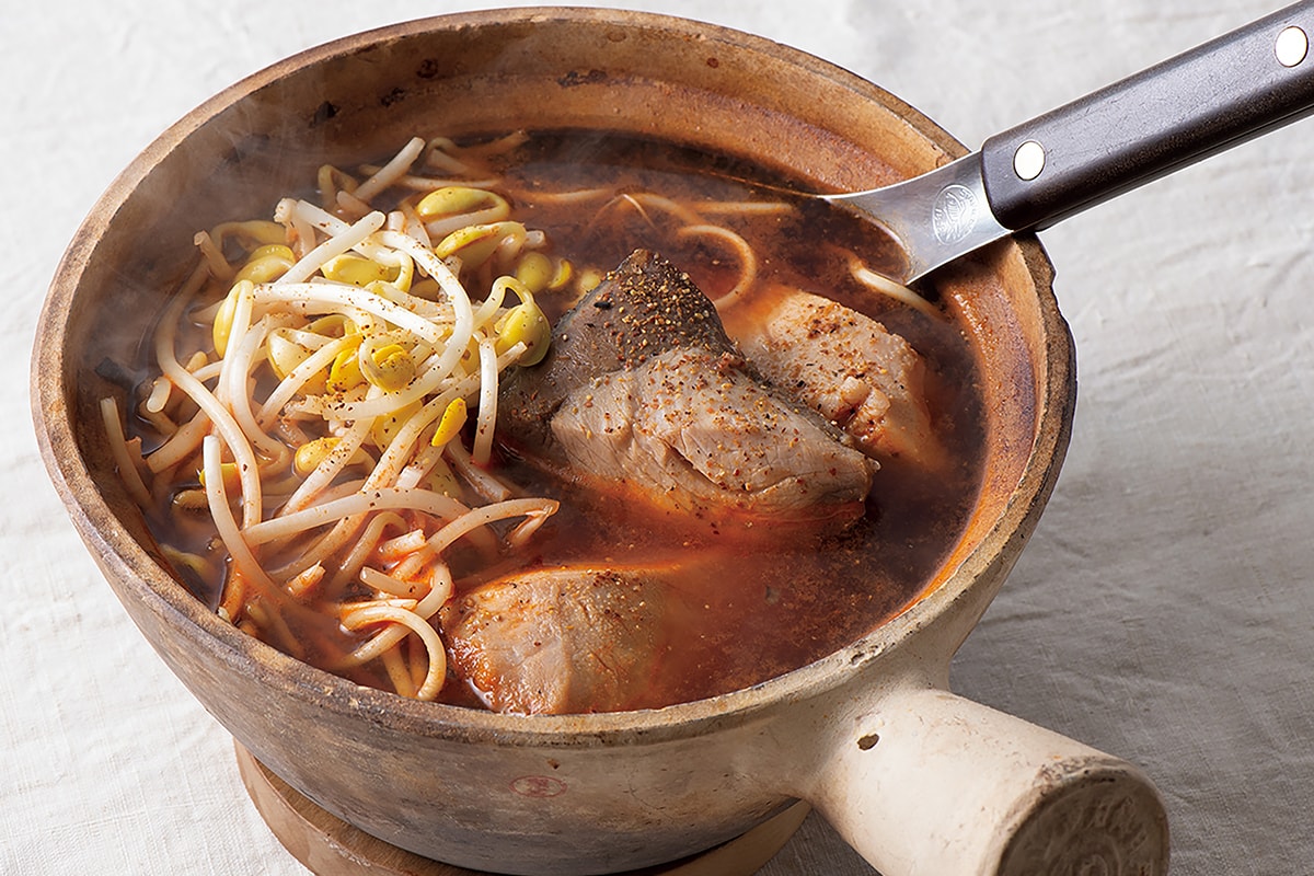 甘辛い韓国風の味付けで楽しむ、鰤（ぶり）と豆もやしのコチュジャン鍋 【ワタナベマキさんのレシピ】