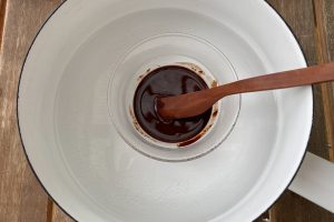 2.カカオマス、ココナッツオイル、メープルシロップは合わせて湯せんにかけチョコレート液を作ります。