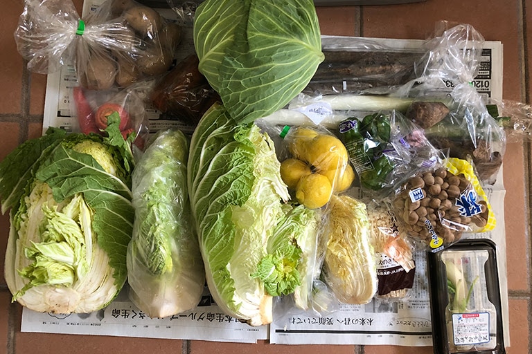 親の家の冷蔵庫。 たくさん入りすぎていても責めてはいけません。【編集部こぼれ話】