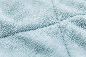 速乾性に優れた特殊構造繊維「乾度良好®️」という糸を、約1/5の細糸にしてからタオルに織り上げたもの。