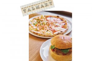 イノシシのハンバーガー1,122円、 ハーフ＆ハーフのピザ（トマトソースとチーズ、旬野菜と豆乳マヨネーズ）2,002円。ビールは全5種類、各880円。