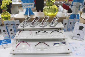 メガネ型ルーペ『Zoff DECA』は2019年3月1日（金）より50店舗で発売中。