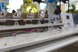 メガネ型ルーペ『Zoff DECA』は非球面レンズを採用、豊富なデザイン＆カラーを揃えています。