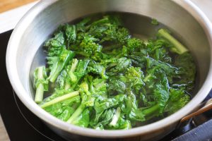 （3）鍋に湯を沸かし塩少々（分量外）を入れ、菜の花を入れてさっと茹で、冷水にさらして軽く絞る。茹で汁はとっておく。