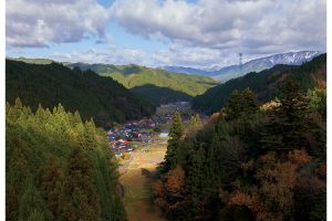 山々に囲まれた智頭町。人口は6500人ほど。