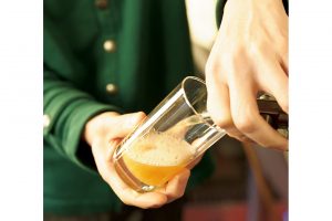 ビール醸造は格さん担当。スッキリした飲み口に酵母の豊かな風味がある。