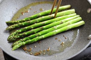 （4）アスパラがやわらかくなってきたら、ふたを取り、焼き色がつくまで両面返しながら焼く。塩少々（分量外）を振り、皿に盛る。