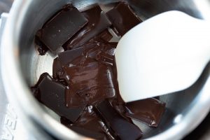 砕いた板チョコを鍋に入れ、湯煎でなめらかになるまで溶かす。