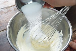 1.室温に戻したクリームチーズ（時間がない場合は600 Wの電子レンジに1分かけても可）をボウルに入れ、泡立て器でなめらかになるまで混ぜる。2.グラニュー糖を加え、さらによく混ぜる。3.卵を割りほぐし、2に少しずつ加えよく混ぜる。4.米粉を加えてよく混ぜ、生クリームを加えてさらによく混ぜる。5.レモン果汁を加えてよく混ぜる。