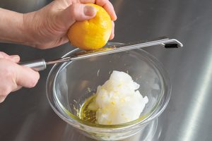 水に落とした大根はしっかりと絞ってから、レモンの皮をすりおろして混ぜる。