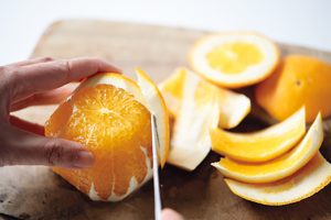 柑橘の皮と実の間に包丁を入れ、皮を削ぐよう切り落とす。