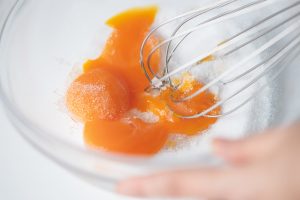 1.アングレーズソースを作る。ボウルに卵黄とグラニュー糖を入れ、泡立て器でグラニュー糖が溶けるまですり混ぜる。