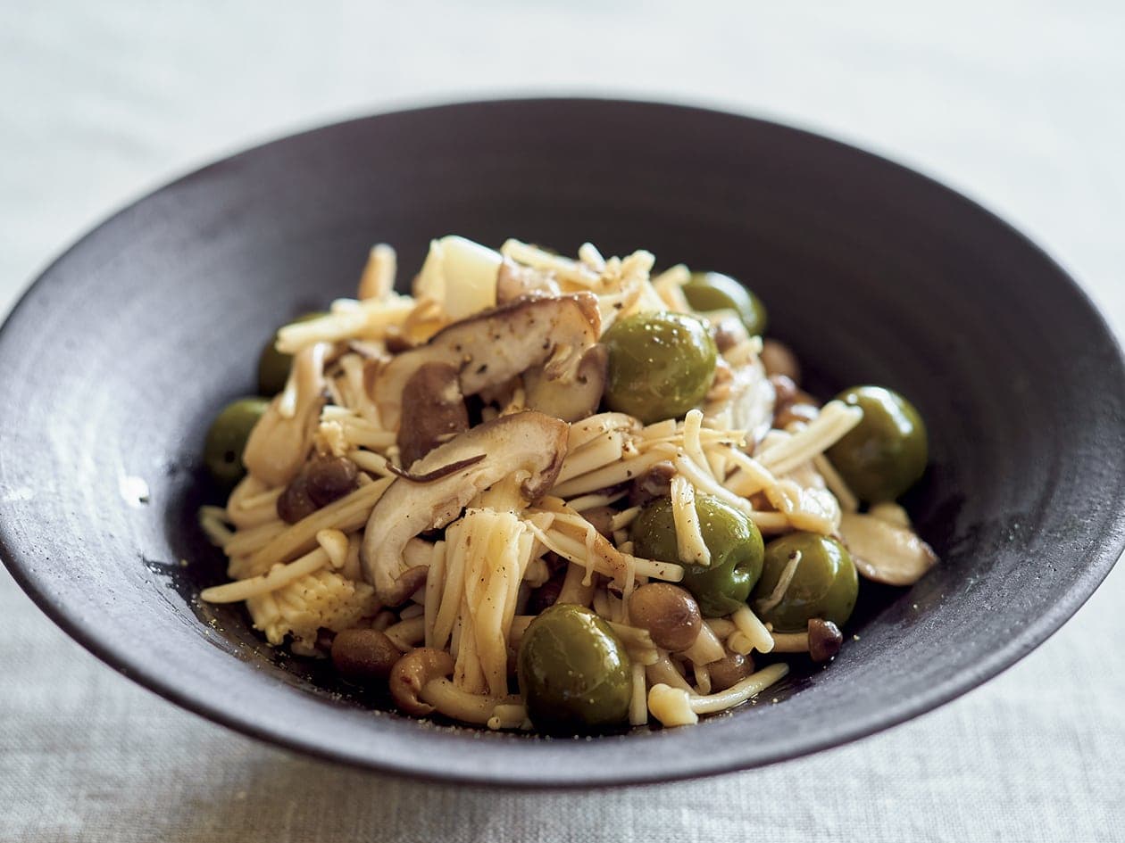 余りがちなオリーブの実を活用できる、４つのレシピ記事まとめ。