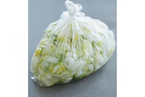 白菜が1/3量になったら、2枚重ねにしたポリ袋に入れ、空気を抜いて結ぶ。