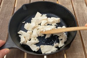 1.豆腐は軽く水気をきります。フライパンで崩しながら乾煎りしそぼろ状にします。