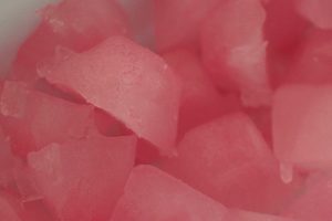 洗浄中はピンク色の氷がゴロゴロ。なんだかこれもジューシーで美味しそう。