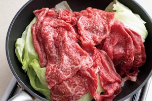 レタスに牛肉をのせるときは、肉どうしが重ならないように。