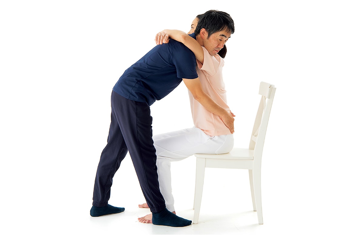椅子から立たせるなど、介護の現場で役立つ動きをマスターしよう【介護術入門】。
