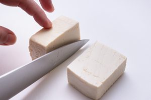 豆腐はツインパックの1パック分（200g）の半分を約2cm幅に切る。