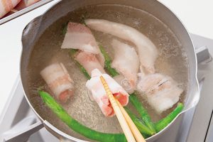 A.豚肉は冷凍のまま、塩を加えた熱湯でゆでる。いんげんと一緒にゆでてOK。