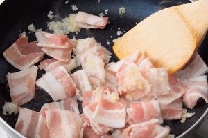 A.豚肉は冷凍のまま3〜4cm幅に切り、塩、こしょうをふってから炒める。