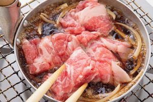 B.煮汁に豚肉を入れ、解凍しながら煮る。軽くほぐしながら火を通す。