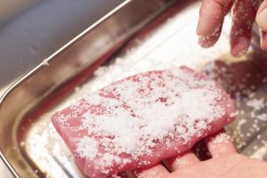 魚自身が持つ水分を塩で抜いて保存性をアップ。前面に粗塩をまぶす。