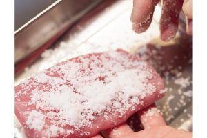 魚自体が持つ水分を塩で抜いて保存性をアップ。全面に粗塩をまぶす。