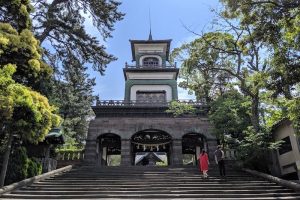 ホテルすぐそばの尾山神社。洋風の神門がユニーク。