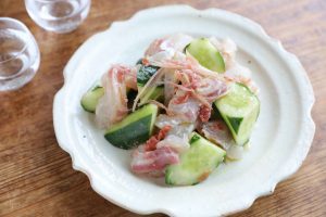 【ぐっち夫婦のおつまみリレー】白身魚ときゅうりの梅肉オイル和え×日本酒