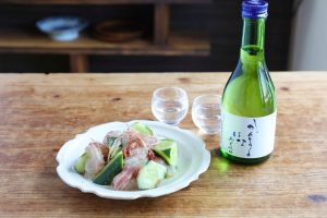 【ぐっち夫婦のおつまみリレー】白身魚ときゅうりの梅肉オイル和え×日本酒