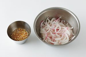 ヌクチャムたれ（左）と甘酢に浸けた赤玉ねぎの薄切り（右）。