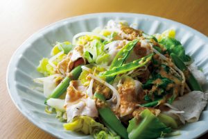 井原裕子さんの豚肉と茹でキャベツのごまだれサラダ