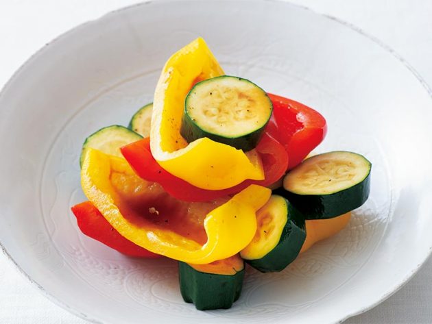 ズッキーニを多様な味わいで楽しめる4つのレシピ記事。