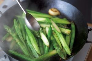 焼き付けるのはざっくりとでOK。水を加えたら素早く蓋をして、蒸し焼きに。