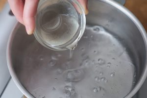 湯に油を加えるのがコツ。油膜のおかげでつややか、歯ごたえも風味もアップ。