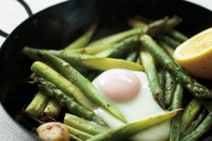 歯触りよく焼いて、半熟卵と一緒に。いんげんとアスパラガスの蒸し焼きサラダ【堤人美さんのレシピ】