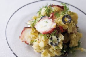 オリーブとタコの旨みにピクルスの酸味が合う夏ポテトサラダ