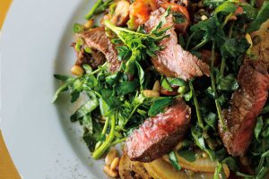 坂田阿希子さんのステーキサラダ