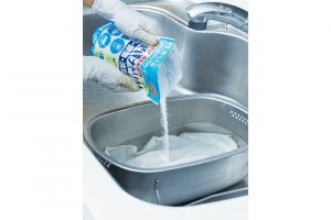 洗い桶に50度のお湯を入れて過炭酸ナトリウム小さじ1を溶かし、ふきんをつけ置き。1時間以上おくと効果が出る。