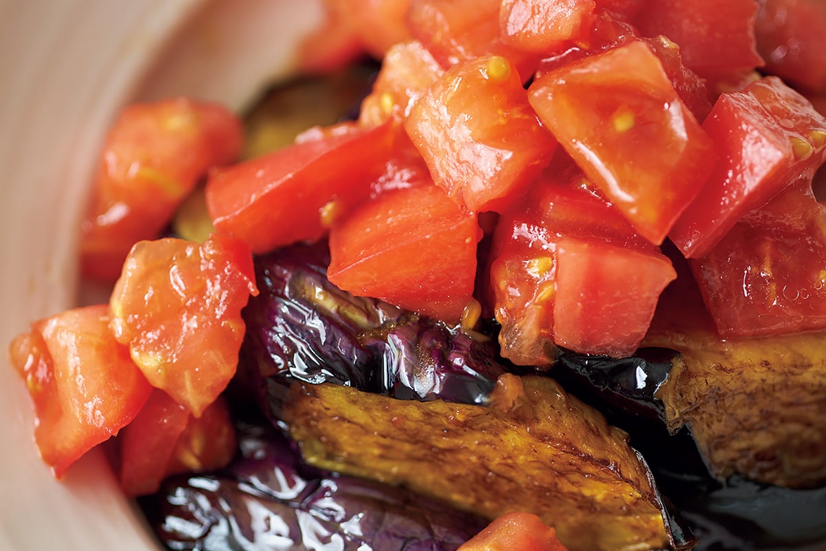 黒酢のコクと酸味に箸が進む。揚げなすのトマト黒酢だれ【堤人美さんのレシピ】