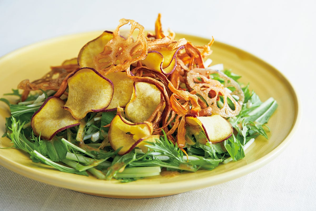 根菜チップスのレシピ。サラダにトッピングすれば、食感も栄養価もアップ。