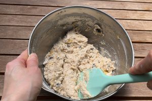 4.ゴムベラで切るように混ぜます。やや粉っぽさが残る↑このくらいでOK。型に分入れ170度に余熱を入れたオーブンで約25分程度焼きます。
