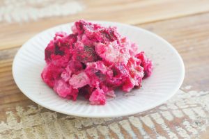 ピンク色のビーツ入りポテトサラダ
