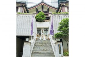 鉄筋コンクリート造りの神殿。神前結婚式も執り行う。●東京都港区六本木7・18・5 www.izumotaisya-tokyobunshi.com