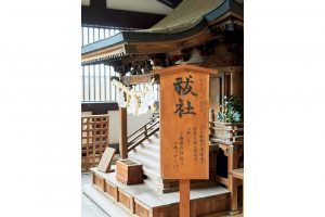 参拝前に本殿脇にある祓社（はらえのやしろ）へ。ここで拝むと、自分についた穢れを祓ってもらえる。心身を清めてから参拝する。