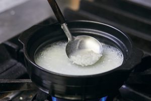 米が常に鍋の中で踊るくらいの火加減で煮る。こちらは20分ほど煮た状態。