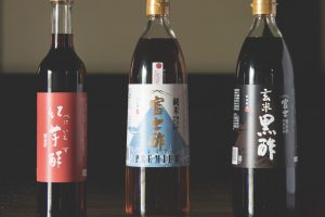 米だけでなく、紅芋からも同じ製法で時間をかけて造っている。玄米から造る黒酢も、水や炭酸で割ってそのまま飲むとおいしい。