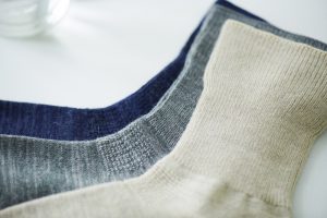 柔らかい平織り、メッシュ織りなど、つま先、甲、かかと、足首と部位ごとに編み方を変えている。